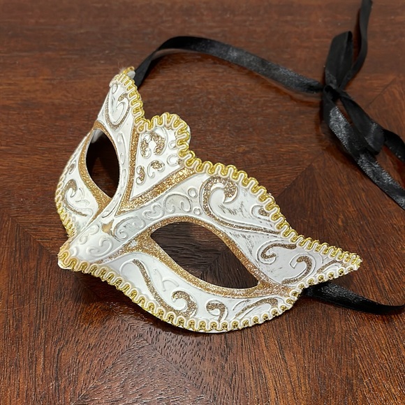 White Masquerade Mask - Picture 5 of 13